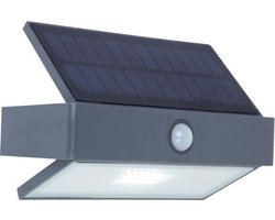 LUTEC Arrow - LED solar wandlamp voor buiten - Optimaal opladen door schuin zonnepaneel - PIR bewegingssensor - Dag/nacht sensor - 180Lm - 5000K helder wit licht - IP44 weerbestendig - Donkergrijs