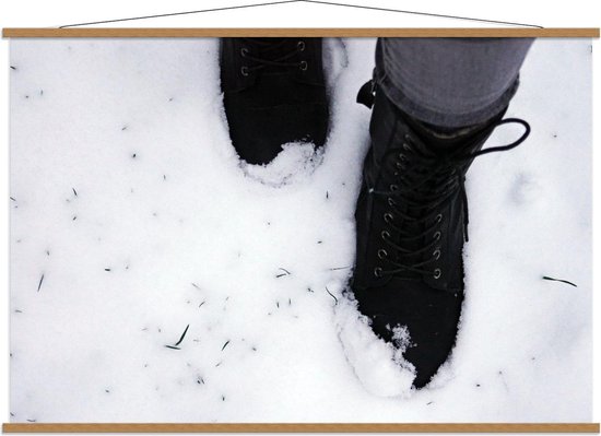 Schoolplaat – Zwarte Laarsjes in de Sneeuw - 150x100cm Foto op Textielposter (Wanddecoratie op Schoolplaat)