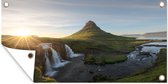 Tuinposter Zonnestralen achter de IJslandse Kirkjufell-watervallen in Snaefellsnes - 80x40 cm - Wanddecoratie Buiten - Tuinposter - Tuindoek - Schuttingposter - Tuinschilderij