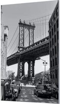 Wandpaneel Brooklyn Bridge vanuit straat zwart wit  | 120 x 180  CM | Zwart frame | Wand-beugels (27 mm)
