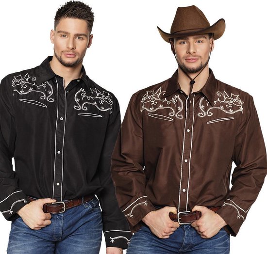 Twee mannen, één in een zwart en één in een bruin western overhemd met witte borduursels.