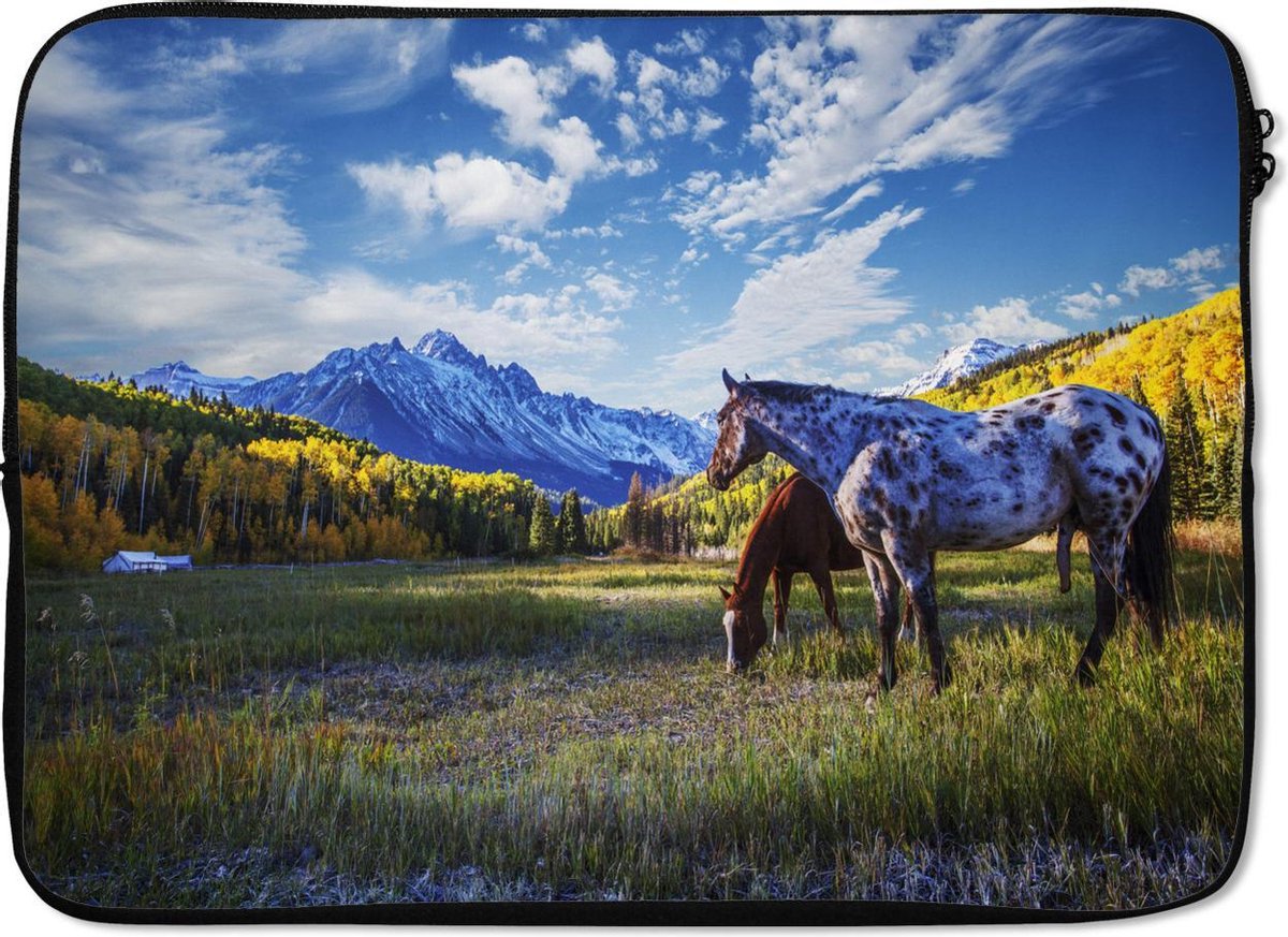 Laptophoes 14 inch 36x26 cm - Appaloosa - Macbook & Laptop sleeve Twee paarden in berglandschap - Laptop hoes met foto