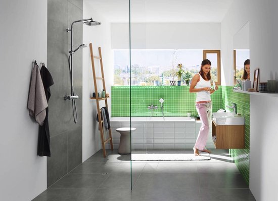 Vrouw met witte badjas in moderne badkamer, onder de douche met regendouche