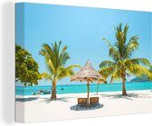 Canvas Schilderij Strand met palmbomen en strandstoelen - 60x40 cm - Wanddecoratie