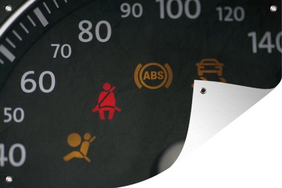 Un compteur de vitesse sur le tableau de bord d'une voiture avec