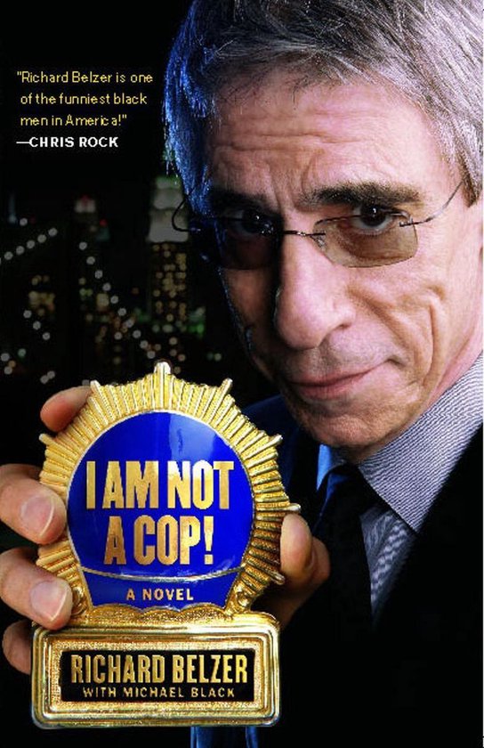 Richard Belzer houdt een medaille vast met de tekst 'I AM NOT A COP! A NOVEL' en 'RICHARD BELZER WITH MICHAEL BLACK'.