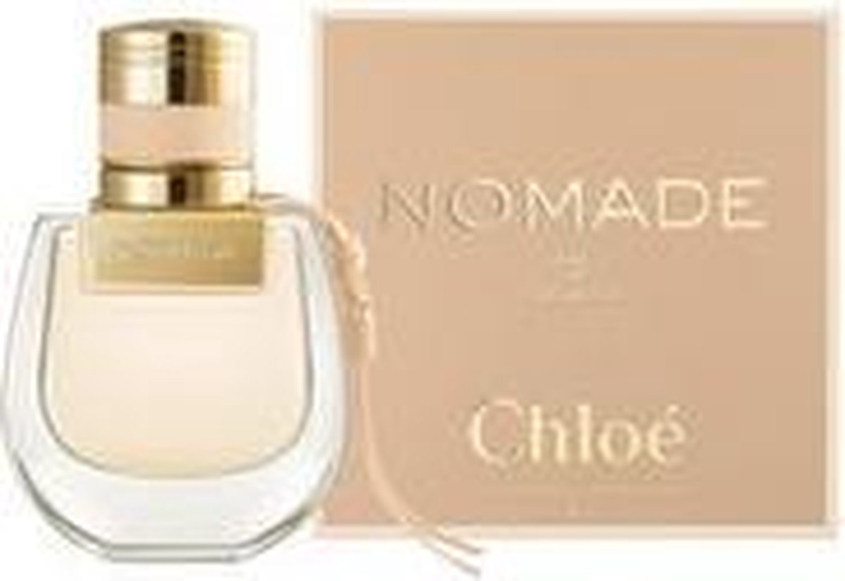 Glazen parfumfles met gouden dop en beige koordje, met 'NOMADE' in goud op de voorkant.