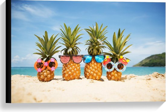Canvas  - Chillende Ananassen op het Strand - 60x40cm Foto op Canvas Schilderij (Wanddecoratie op Canvas)