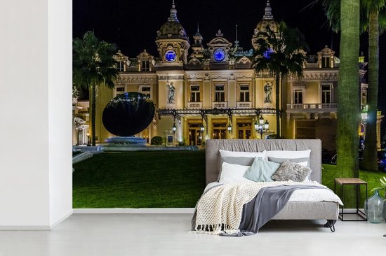 Fotobehang vinyl - Casino de Monte Carlo verlicht in de nacht in Frankrijk breedte 600 cm x hoogte 400 cm - Foto print op behang (in 7 formaten beschikbaar) - slaapkamer/woonkamer/kantoor