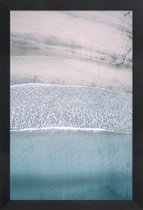 JUNIQE - Poster met houten lijst Lofoten strand lichte foto -13x18