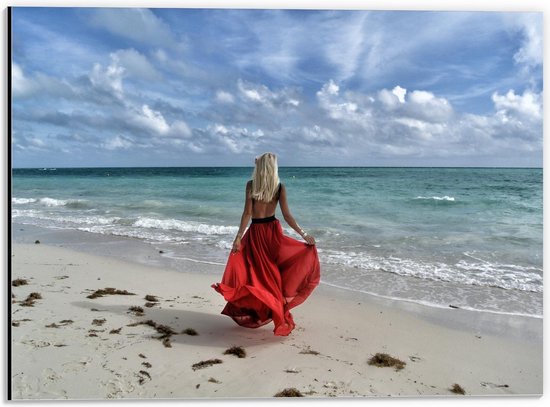 Dibond - Vrouw met Rode Jurk op Strand - 40x30cm Foto op Aluminium (Wanddecoratie van metaal)