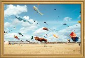 JUNIQE - Poster met houten lijst Vliegparade van dieren -13x18