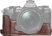 1/4 inch draad PU lederen camera half behuizing basis voor Olympus EM5 / EM5 Mark II (koffie)