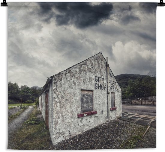 Wandkleed Verlaten gebouwen - Verlaten gebouw met onweer Wandkleed katoen 150x150 cm - Wandtapijt met foto