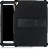 Voor iPad 6 (9.7 Universal) Tablet PC siliconen beschermhoes met onzichtbare beugel (zwart)
