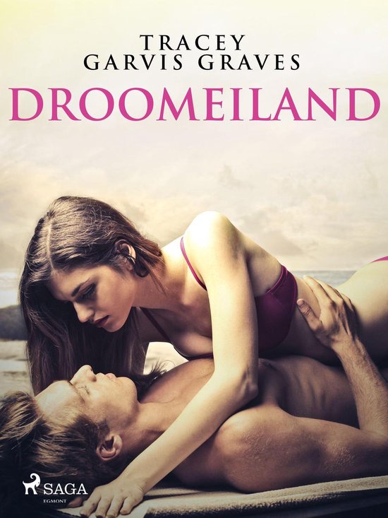 Vrouw in paarse bikini ligt op man op strand. Titel: Droomeiland.