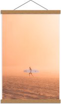 Schoolplaat – Surfer Lopend op het Strand - 40x60cm Foto op Textielposter (Wanddecoratie op Schoolplaat)