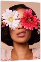 Dibond - Vrouw met Roze Bloemen - 100x150cm Foto op Aluminium (Met Ophangsysteem)