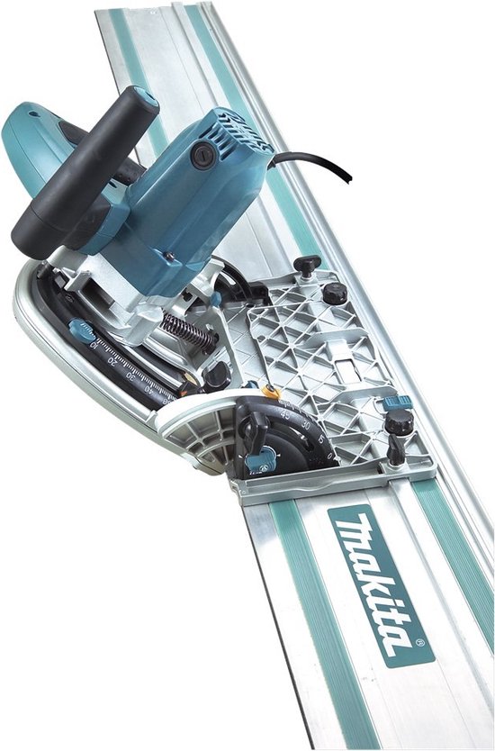 Makita invalcirkelzaag geplaatst op een aluminium geleiderail met blauwe accenten.