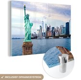 MuchoWow® Glasschilderij 90x60 cm - Schilderij acrylglas - New York skyline met het Vrijheidsbeeld - Foto op glas - Schilderijen