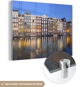 MuchoWow® Glasschilderij 160x120 cm - Schilderij acrylglas - Grachtenpanden in Amsterdam bij avondval - Foto op glas - Schilderijen
