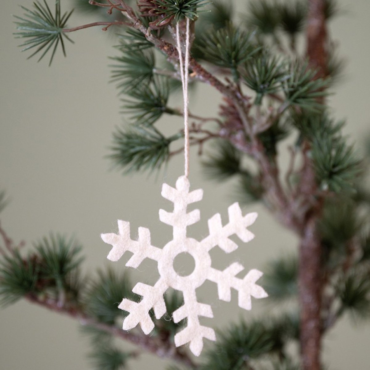 Hangers Vilt Set - Witte Sneeuwvlokken - 10cm - 5 Stuks - Fairtrade