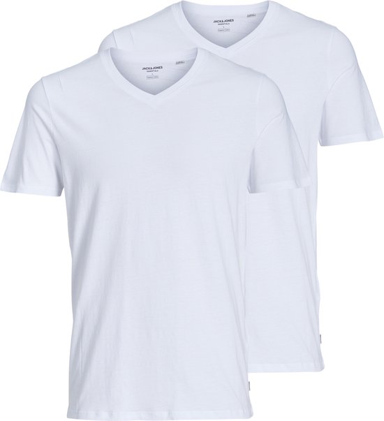 Twee witte T-shirts met V-hals, op een zwarte achtergrond.