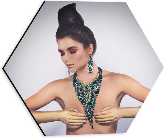 Dibond Hexagon - Naakte Vrouw met Groene Opvallende Sieraden en Handen voor Borsten - 30x26.1 cm Foto op Hexagon (Met Ophangsysteem)