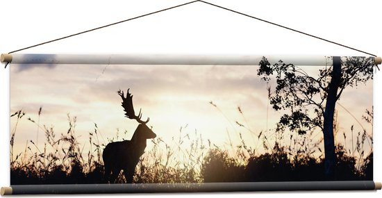 WallClassics - Textielposter - Silhouet van Hert in Veld met Boom - 120x40 cm Foto op Textiel