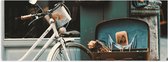 WallClassics - Poster Glanzend – Witte geparkeerde Fiets - 120x40 cm Foto op Posterpapier met Glanzende Afwerking