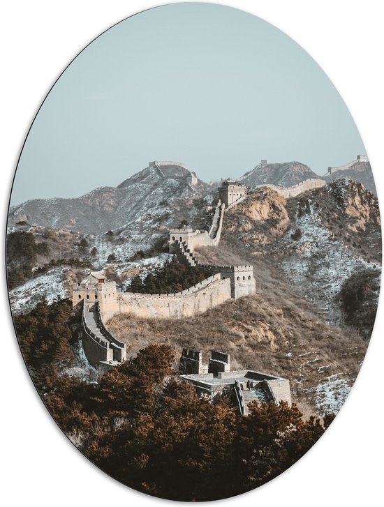 WallClassics - Dibond Ovaal - Uitzicht op Berg met Chinese Muur bij Blauwe Lucht - 81x108 cm Foto op Ovaal (Met Ophangsysteem)