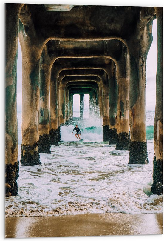 Acrylglas - Surfer onder de Pier - 50x75 cm Foto op Acrylglas (Wanddecoratie op Acrylaat)