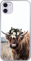 Geschikt voor iPhone 11 hoesje - Schotse hooglander - Bloemen - Dieren - Siliconen Telefoonhoesje