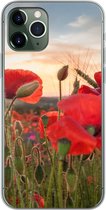 Telefoonhoesje Geschikt voor iPhone 11 Pro hoesje - Zonsondergang achter de mooie Klaprozen - Siliconen Telefoonhoesje