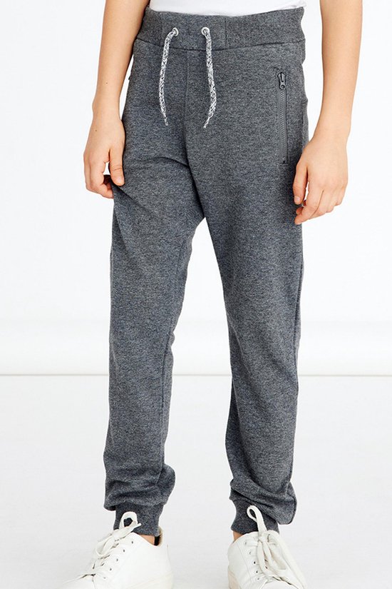 Jongen draagt een grijze joggingbroek met trekkoord en een ritszak aan de zijkant.