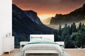 Behang - Fotobehang Een mistige zonsopgang in het Nationaal park Yosemite - Breedte 420 cm x hoogte 280 cm