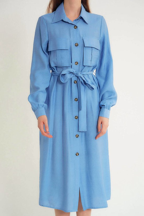 Blauwe lange jurk met knopen, lange mouwen, twee borstzakken en een ceintuur.