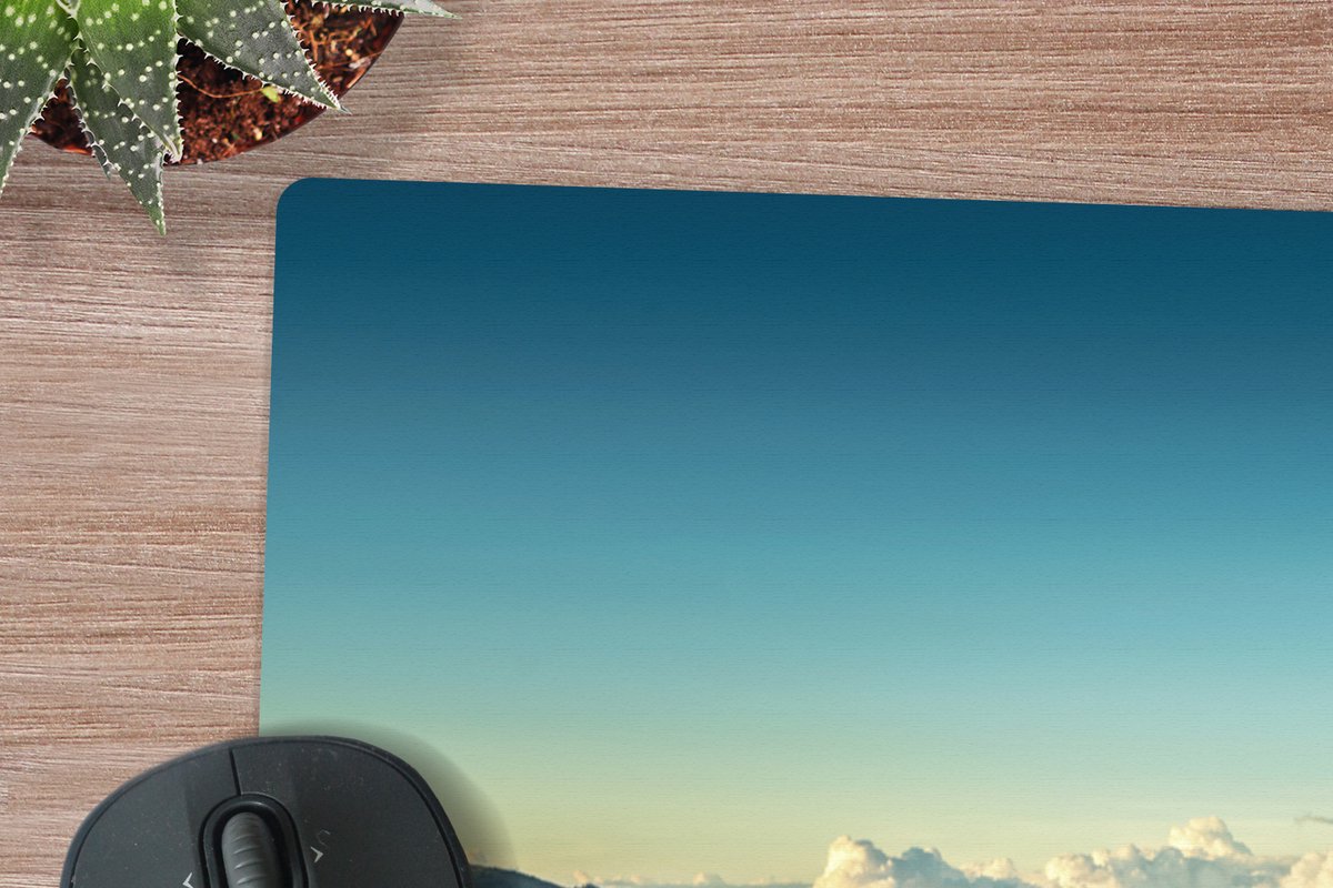 Muismat XXL 120x80 cm - Bureau onderlegger - Bureau mat Bromo vulkaan in de mist - Bureaumat - Gaming mousepad xl - Bureaulegger groot - Computer deskmat