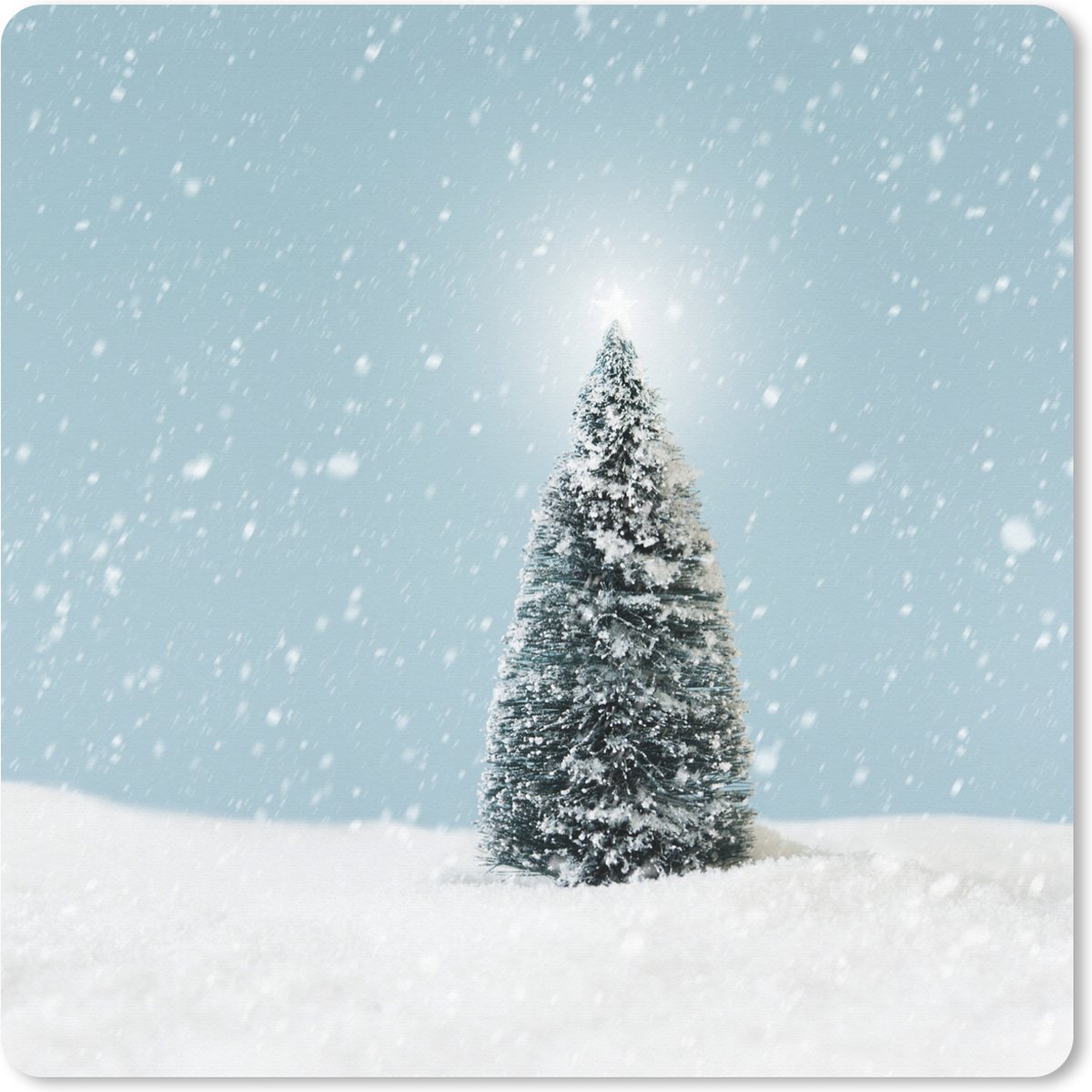Muismat XXL 40x40 cm - Bureau onderlegger - Bureau mat Een kerstboom in een besneeuwd landschap en een blauwe hemel - Bureaumat - Gaming mousepad xl - Bureaulegger groot - Computer deskmat