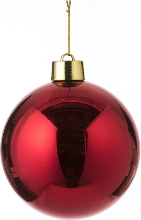 Grande boule de Noël rouge brillante suspendue à un cordon doré, sur fond blanc.