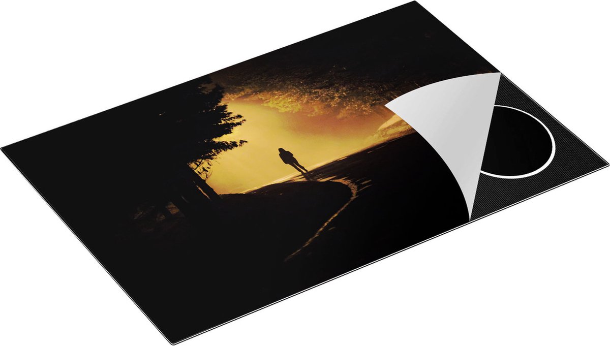 Chefcare Inductie Beschermer Persoon op een Donkere Weg in het Bos - 78x52 cm - Afdekplaat Inductie - Kookplaat Beschermer - Inductie Mat