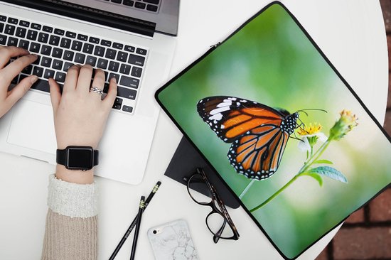 Laptophoes 13 inch - Vlinder - Bloemen - Insecten - Laptop sleeve - Binnenmaat 32x22,5 cm - Zwarte achterkant