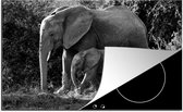 KitchenYeah® Inductie beschermer 80.2x52.2 cm - Wandelende baby olifant met zijn moeder - zwart wit - Kookplaataccessoires - Afdekplaat voor kookplaat - Inductiebeschermer - Inductiemat - Inductieplaat mat