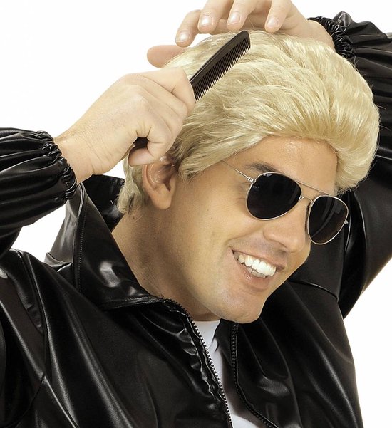 Blonde pruik met gestyleerd haar, met een zwarte kam.