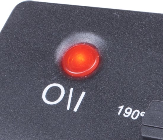Rode "aan"-indicator op het bedieningspaneel van een friteuse.