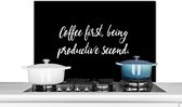 Spatscherm keuken 90x60 cm - Kookplaat achterwand Quotes - Koffie - Coffee first, being productive second - Spreuken - Muurbeschermer - Spatwand fornuis - Hoogwaardig aluminium