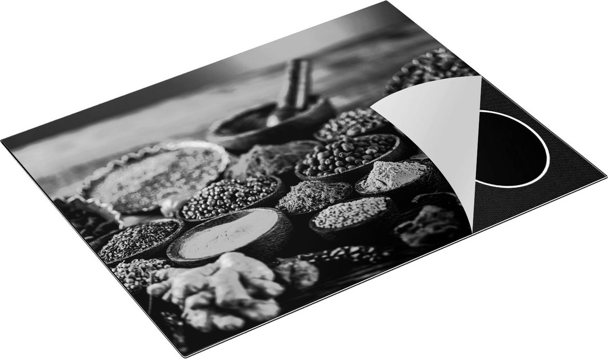Chefcare Inductie Beschermer Diverse Kleurrijke Kruiden op Tafel - Zwart Wit - 77x59 cm - Afdekplaat Inductie - Kookplaat Beschermer - Inductie Mat