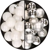 32x stuks kunststof kerstballen mix van wit en zilver 4 cm - Kerstversiering