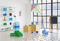 Kinderkamer met witte rekken gevuld met Lego-opbergdozen en speelgoed, inclusief een kite.