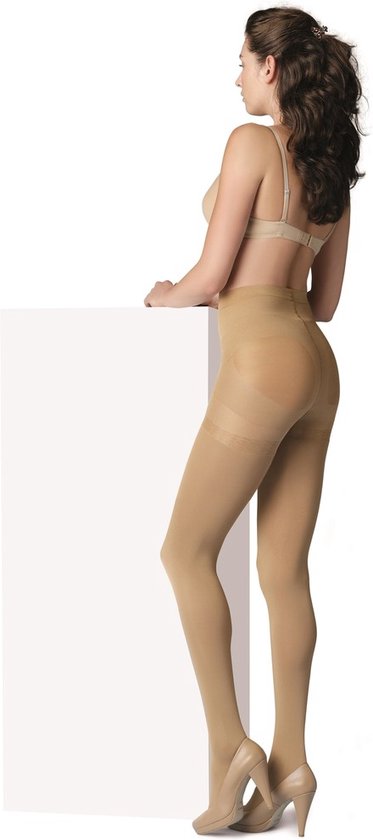 Model met huidkleurige corrigerende panty met verstevigde tailleband en panty-effect.